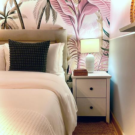 Blush Jungle - Homestay Dublin Buitenkant foto